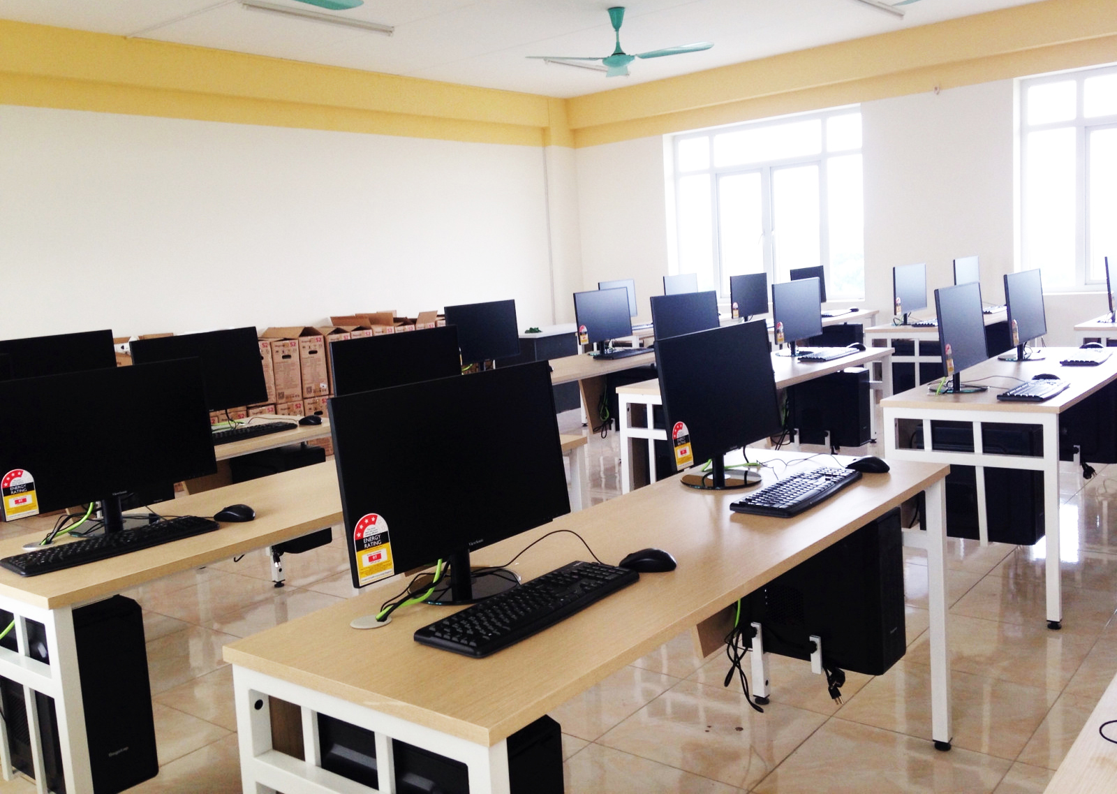 Computer Training Hall Computer training equipment